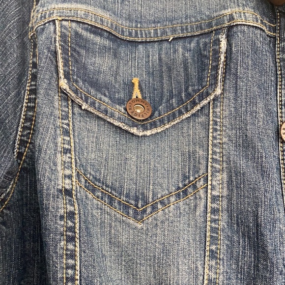 tommy hilfiger denim jacket. 💙 - Picture 2 of 3